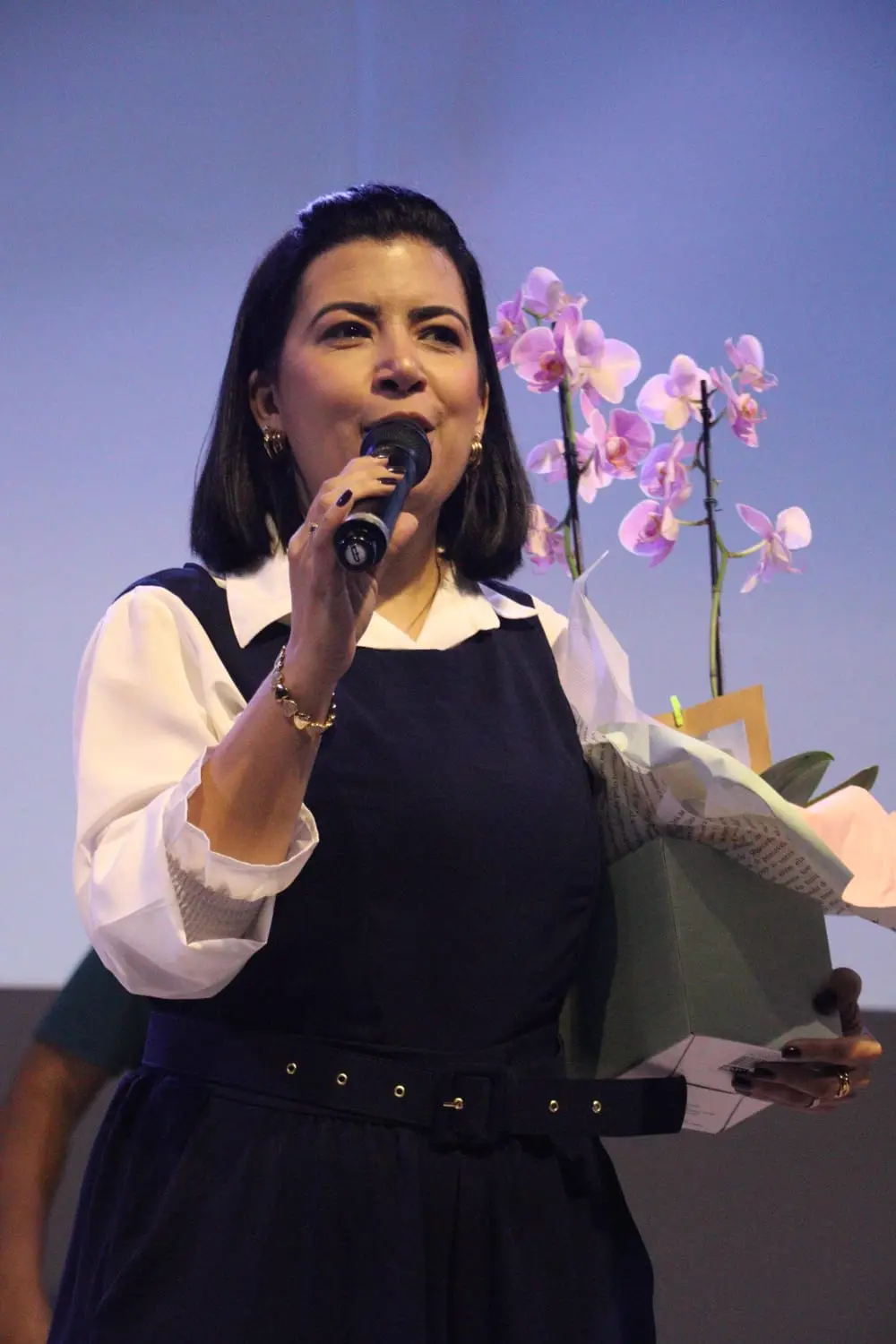 Claudia Marques ministrando com microfone