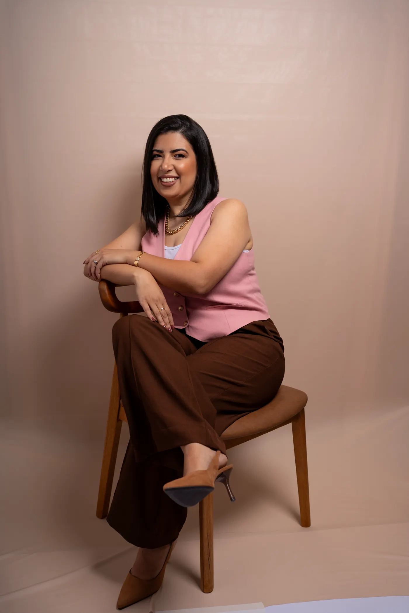 Claudia Marques sentada em foto de divulgação do evento Sexualidade, Fé e Casamento