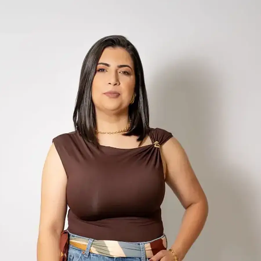 Claudia Marques em recorte quadrado de divulgação